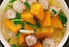 Canh bí đỏ cá viên thanh đạm, đầy đủ dưỡng chất trong 1 bữa ăn