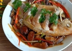 Gói trọn hương vị trong món cá hấp cuốn bánh tráng chấm nước mắm chua ngọt