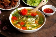 Trời thu se lạnh, thưởng thức bát canh riêu đầu cá nấu giấm nóng hổi