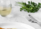 Cách làm cá hồi áp chảo sốt hollandaise béo ngậy, thơm ngọt từng thớ thịt