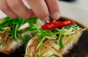 Mẹo làm cá tầm hấp gừng hành không tanh, thơm phức